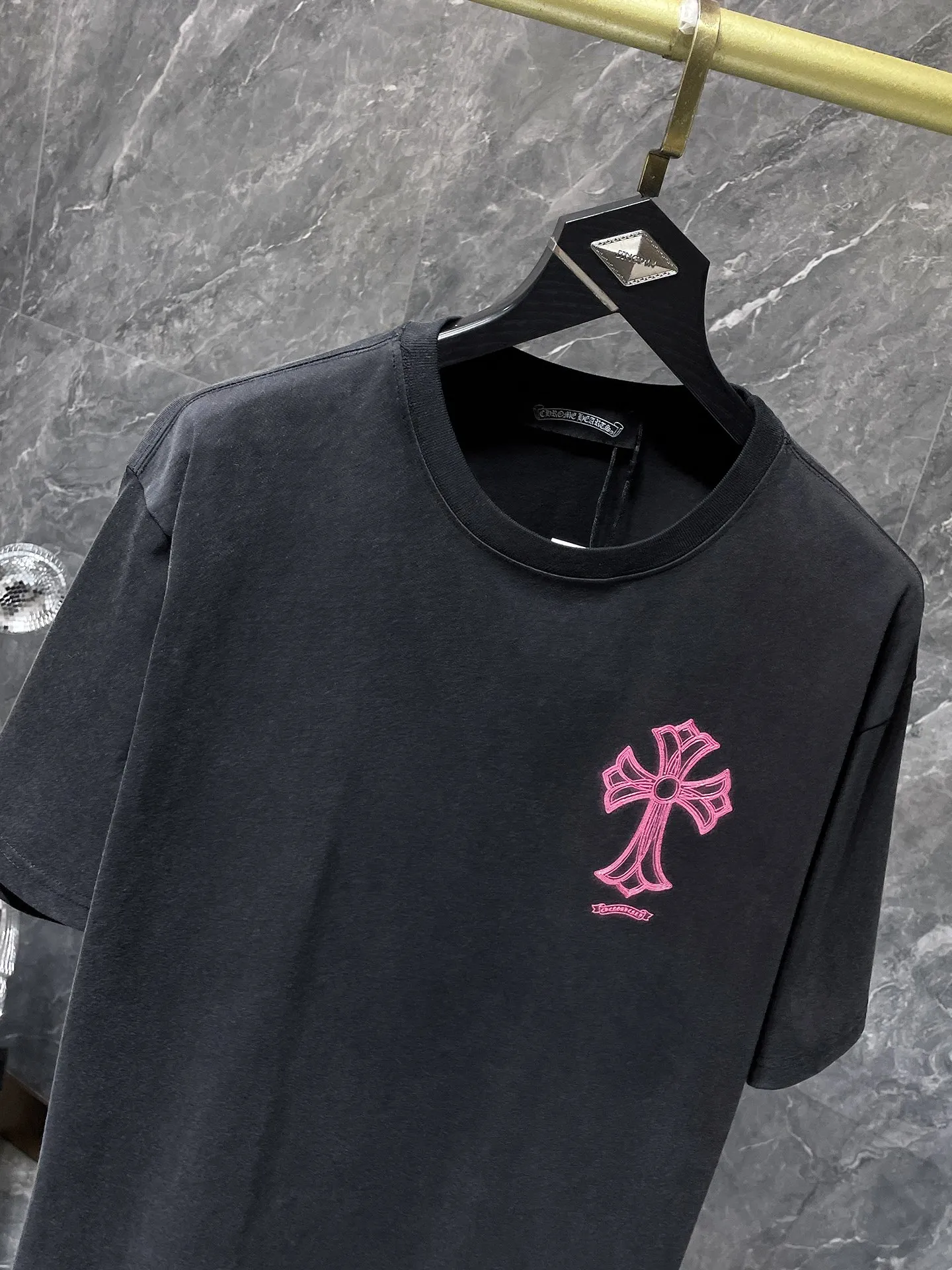 P166 New Chrome Hearts 25ss washable model for summer! ! High-weight, environmentally friendly and high-quality top-quality fabric 280g Crow Sanskrit cross foamed short-sleeves. Counter synchronization. 1:1 replica version. Recommended color: black. Size: S, M, L, XL.